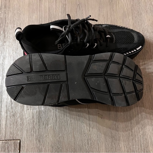 Burberry Sneaker Excellent Condition - Picture 1 of 5